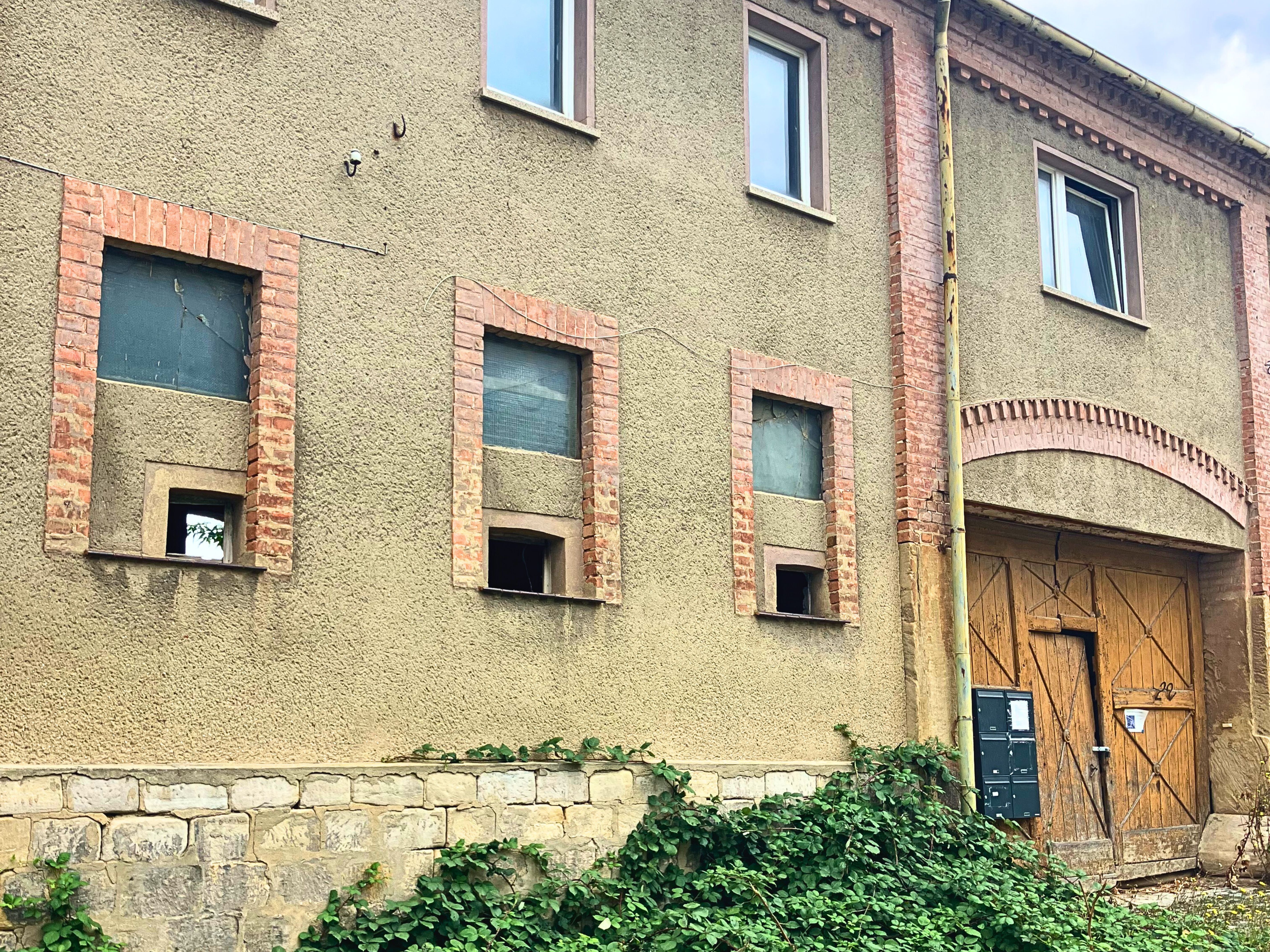 Bild eines zweigeschösiggen Bauernhauses in Lützen. An der Tür sind mehrer Briefkästen zu sehen.