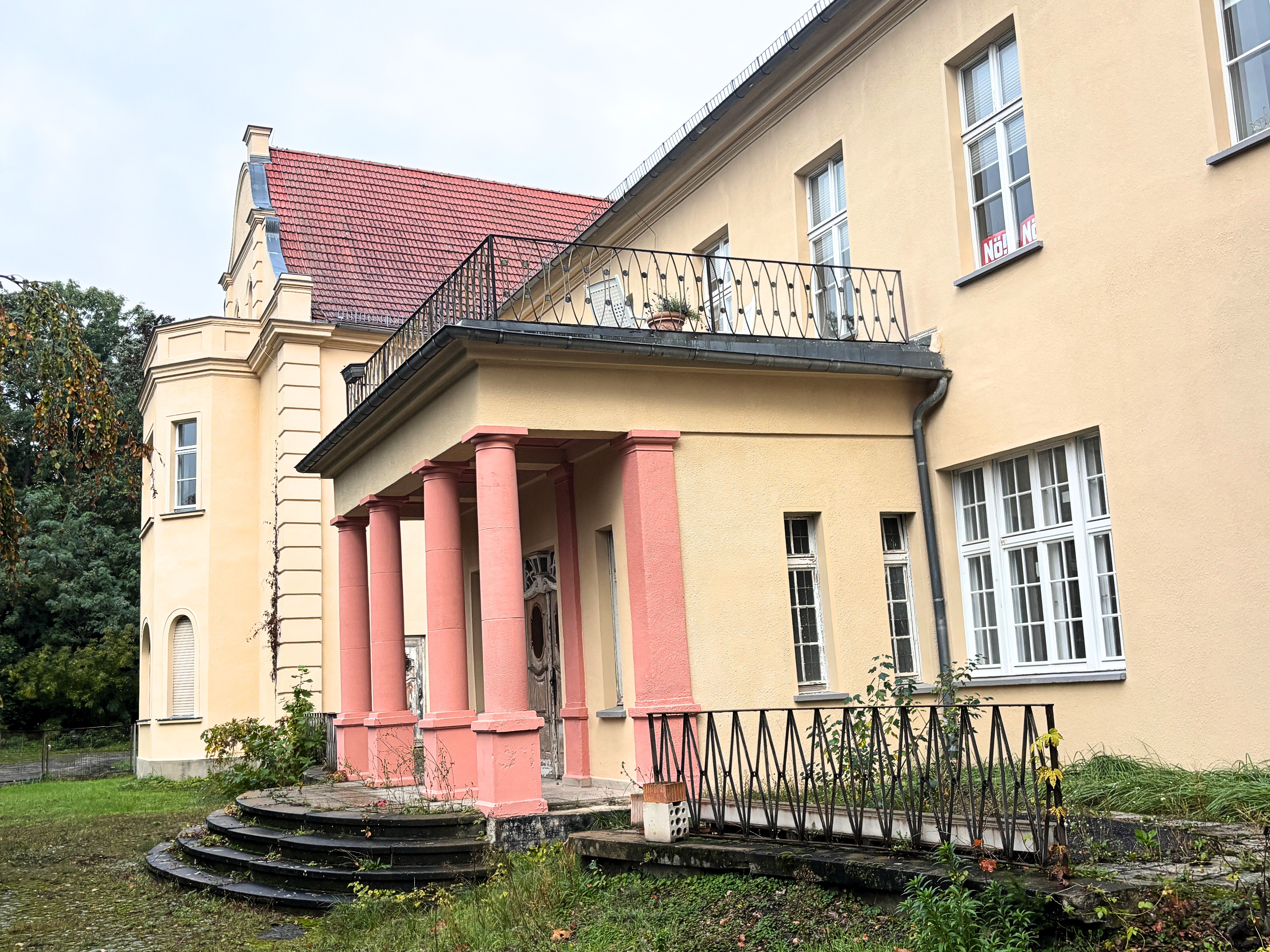 Schlossbau mit roten Säulen am Eingang